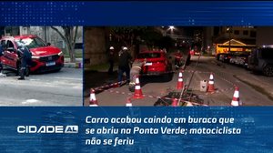 Carro acabou caindo em buraco que se abriu na Ponta Verde; motociclista não se feriu