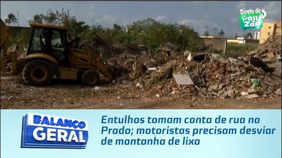 Entulhos tomam conta de rua no Prado; motoristas precisam desviar de montanha de lixo