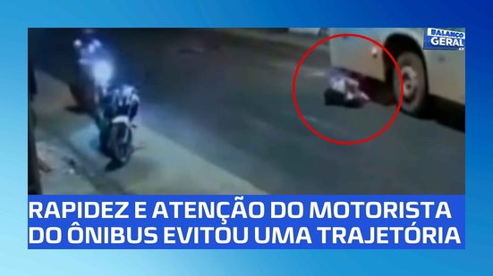 Motociclista perde o controle e cai na pista; ação de motorista de ônibus o salvou de ser atropelado