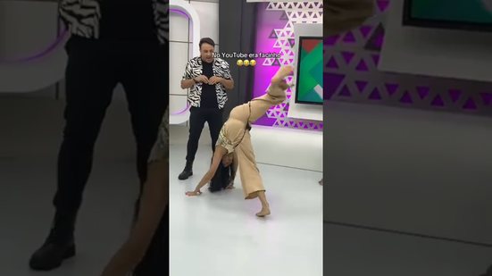 A gente tentando copiar o desafio da internet 😂📱 #HoraDoVentura