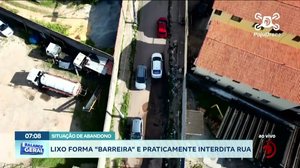 Lixo forma "Barreira" e praticamente interdita rua