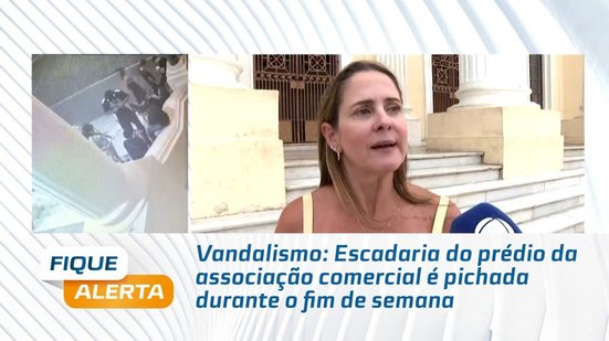 Vandalismo: Escadaria do prédio da associação comercial é pichada durante o fim de semana