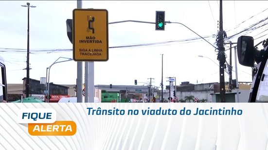 Trânsito no viaduto do Jacintinho