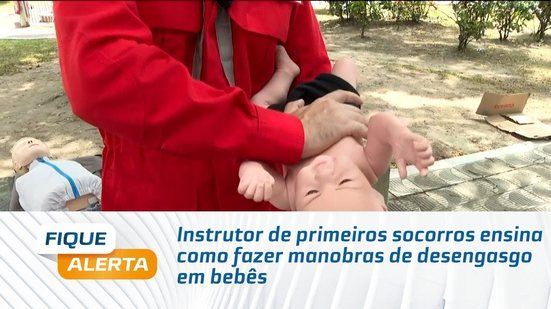 Instrutor de primeiros socorros ensina como fazer manobras de desengasgo em bebês