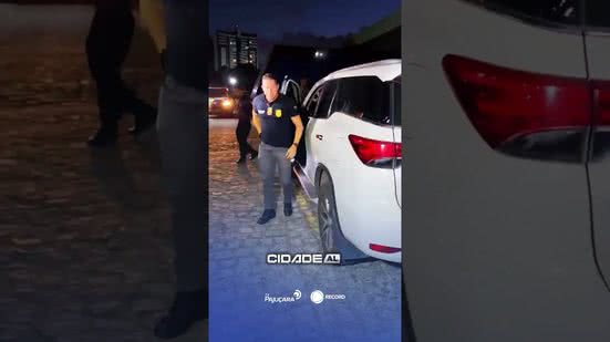 #CidadeAL | Veja o momento exato da chegada de Vitor Bruno à Delegacia Geral de Alagoas