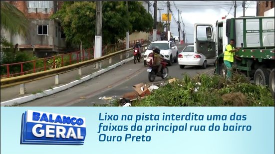 Lixo na pista interdita uma das faixas da principal rua do bairro Ouro Preto