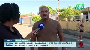 Lixo acumula em calçada e impede circulação de pedestres em rua no Feitosa