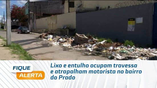 Lixo e entulho ocupam travessa e atrapalham motorista no bairro do Prado
