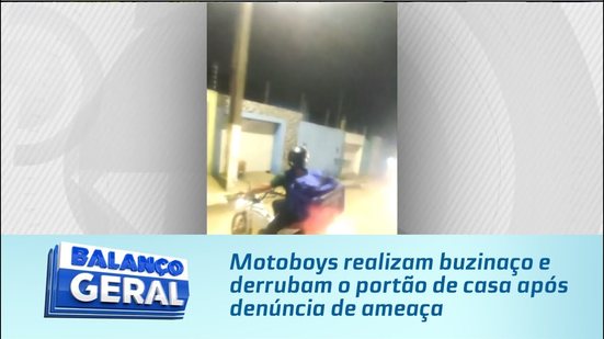 Motoboys realizam buzinaço e derrubam o portão de casa após denúncia de ameaça
