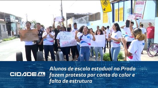 Alunos de escola estadual no Prado fazem protesto por conta do calor e falta de estrutura