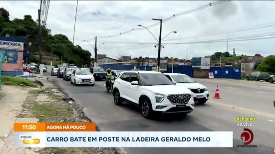 Carro bate em poste na ladeira Geraldo Melo