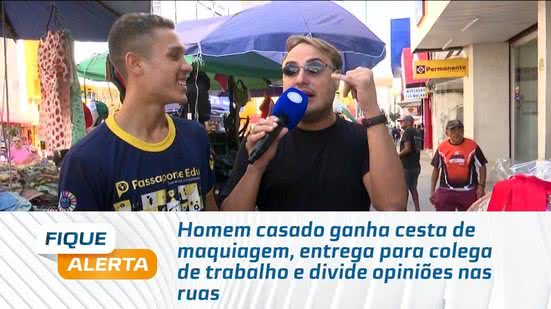 Homem casado ganha cesta de maquiagem, entrega para colega de trabalho e divide opiniões nas ruas