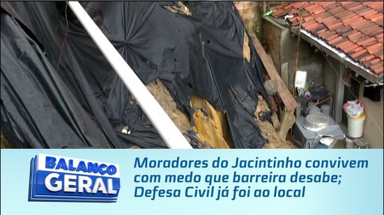 Moradores do Jacintinho convivem com medo que barreira desabe; Defesa Civil já foi ao local