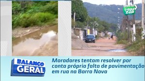Moradores tentam resolver por conta própria falta de pavimentação em rua na Barra Nova