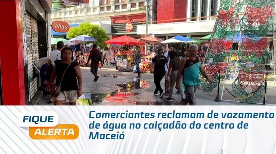 Comerciantes reclamam de vazamento de água no calçadão do centro de Maceió