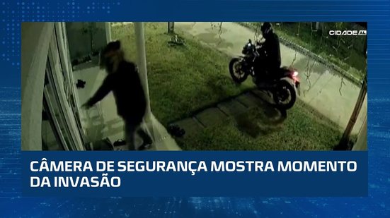 Casa em condomínio fechado é invadida por bandidos no Eustáquio Gomes.