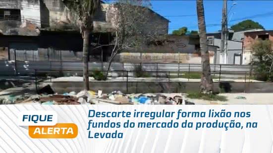 Descarte irregular forma lixão nos fundos do mercado da produção, na Levada