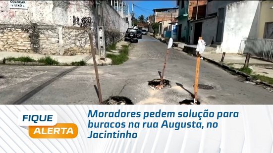 Moradores pedem solução para buracos na rua Augusta, no Jacintinho