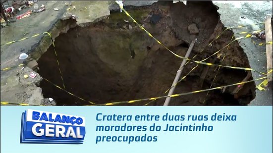Cratera entre duas ruas deixa moradores do Jacintinho preocupados
