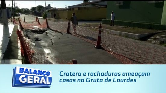 Cratera e rachaduras ameaçam casas na Gruta de Lourdes