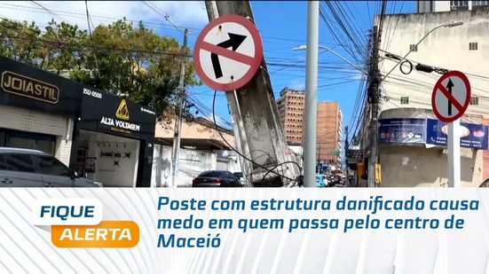 Poste com estrutura danificado causa medo em quem passa pelo centro de Maceió