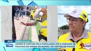 Homem é contido pela população até a chegada de policiais do ronda no bairro, no centro de Maceió