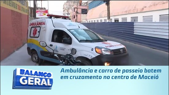 Ambulância e carro de passeio batem em cruzamento no centro de Maceió