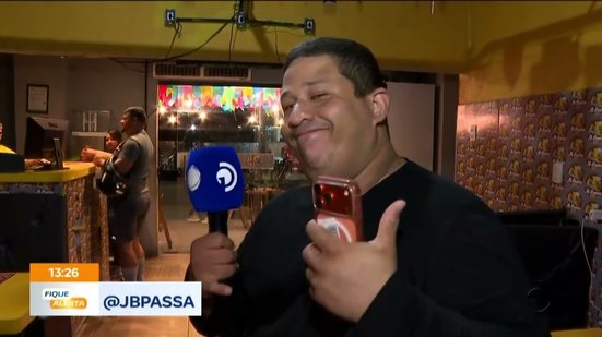 Bruno Ventura encara desafio de comer um passaporte de dois metros no Jacintinho