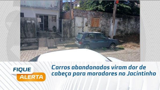 Carros abandonados viram dor de cabeça para moradores no Jacintinho