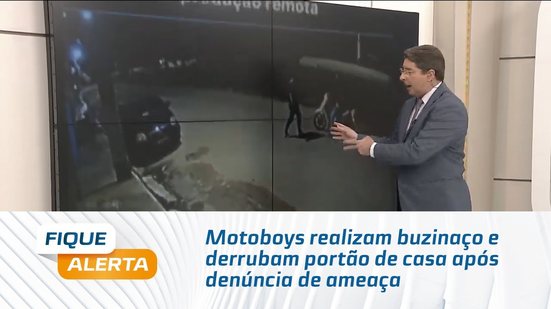 Motoboys realizam buzinaço e derrubam portão de casa após denúncia de ameaça
