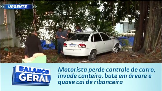 Motorista perde controle de carro, invade canteiro, bate em árvore e quase cai de ribanceira