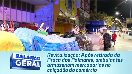 Após retirada da Praça dos Palmares, ambulantes armazenam mercadorias no calçadão do comércio