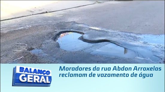 Moradores da rua Abdon Arroxelas reclamam de vazamento de água