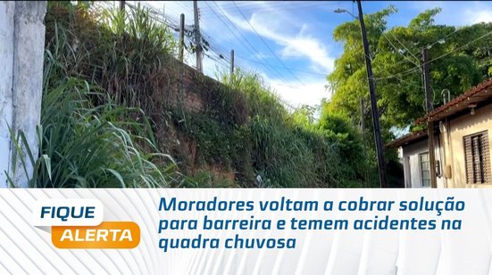 Moradores voltam a cobrar solução para barreira e temem acidentes na quadra chuvosa