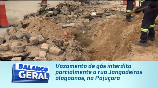 Vazamento de gás interdita parcialmente a rua Jangadeiros alagoanos, na Pajuçara