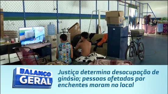 Justiça determina desocupação de ginásio; pessoas afetadas por enchentes moram no local