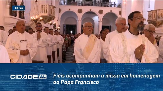 Catedral Metropolitana: Fiéis acompanham a missa em homenagem ao Papa Francisco