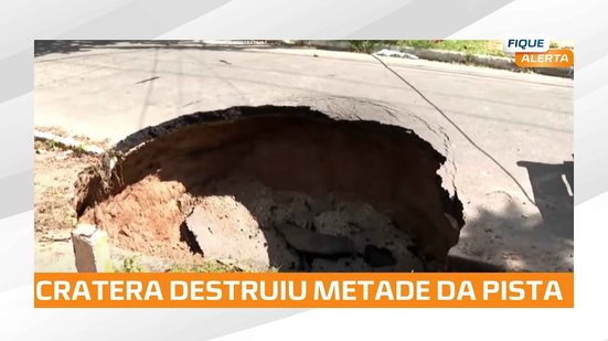 Cratera se forma na Travessa Isabelle Gondim, na Jatiúca, e trânsito é bloqueado