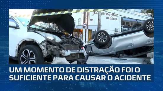 Não Viu Sinal Vermelho: Carro capota três vezes após colisão e cruzamento na Ponta Verde