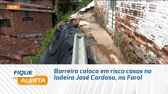 Barreira coloca em risco casas na ladeira José Cardoso, no Farol
