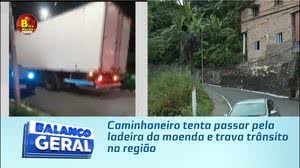 Caminhoneiro tenta passar pela ladeira da moenda e trava trânsito na região