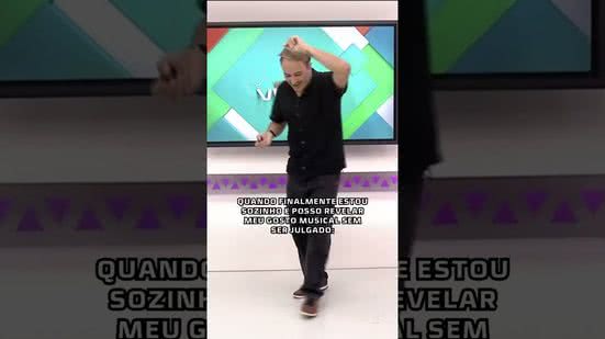 🎶 Quando estou sozinho e finalmente posso revelar meu verdadeiro gosto musical sem ser julgado 😂