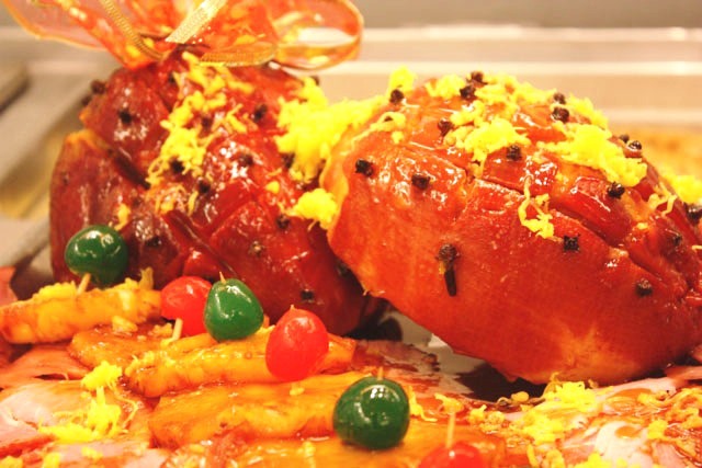 Tender com fios de ovos, abacaxi e cerejas coloridas é uma das tradições do Sueca Comedoria