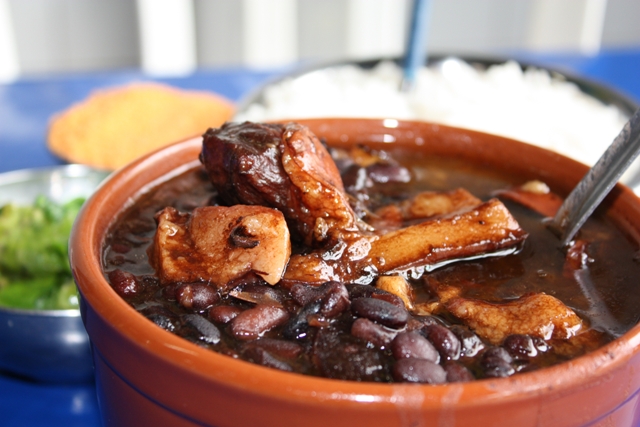 Feijoada do Jaraguá, segue a tradição com feijão preto, charque, calabresa e toucinho