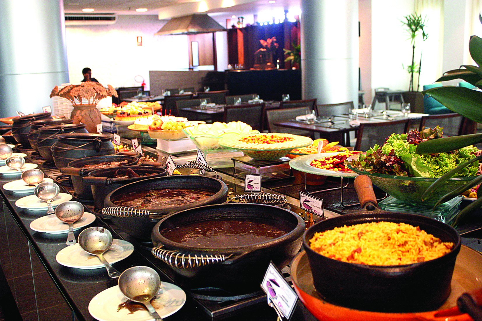 Mesa farta de carnes, saladas, farofa, doces é a marca registrada da feijoada do Radisson Maceió