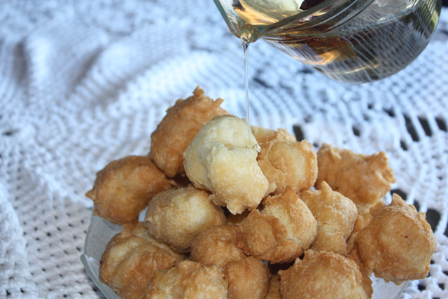  Filhoses é um doce servido com calda de açúcar, uma tradição carnavalesca que o tempo não apagou