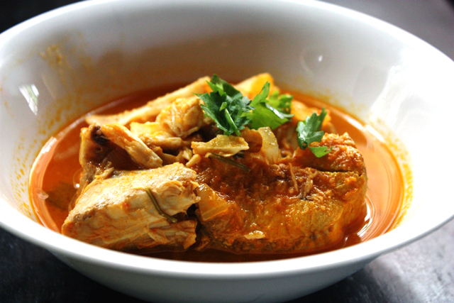 Cação, peixe de alto mar, ao leite de coco, deu fama ao bar de José Paulo