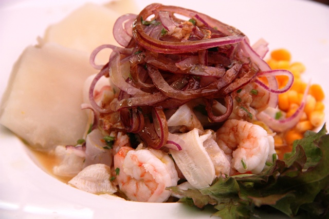 Wanchako tem seis tipos de cebiche. O mais querido é o misto - peixe e camarão curtido no limão na companhia de batata doce, milho verde e cebola roxa, temperado com a pimenta aji e azeite