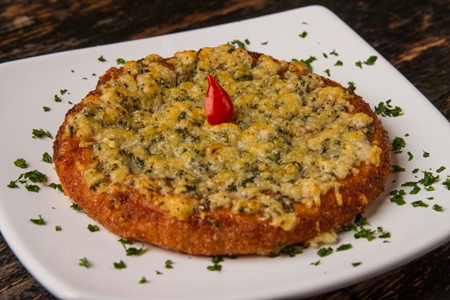 4 – A Família Gama reúne história e tradição da pizzaria em Maceió. Tudo começou com a Super Pizza, com a revolucionária pizza em fatias. Mas coube ao Armazém Guimarães inaugurar as bordas recheadas. Gosto muito da tradicional de calabresa e de brócolis. Armazém Guimarães - Av.Dr Antônio Gomes de Barros, 188 - Jatiúca - Tele fone- 3325-4545