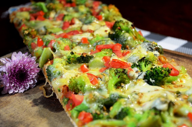 3 - As pizzas de metro e de massa integral no restaurante Ser-Afim são deliciosas. Adoro a pizza com cobertura de queijos, em especial de gorgonzola com brócolis, mussarela, tomate picado e alho. Apenas acrescente um pouco de azeite para o arremate final, e nada mais!